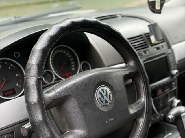 Серый Фольксваген Туарег, объемом двигателя 2 л и пробегом 473 тыс. км за 3700 $, фото 3 на Automoto.ua