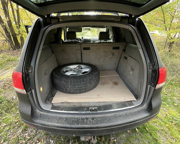 Серый Фольксваген Туарег, объемом двигателя 2.5 л и пробегом 313 тыс. км за 6000 $, фото 10 на Automoto.ua