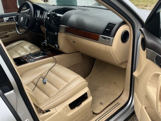 Серый Фольксваген Туарег, объемом двигателя 3 л и пробегом 400 тыс. км за 9000 $, фото 5 на Automoto.ua