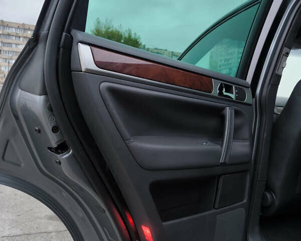 Серый Фольксваген Туарег, объемом двигателя 2.97 л и пробегом 370 тыс. км за 13000 $, фото 21 на Automoto.ua