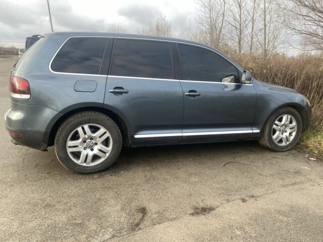 Сірий Фольксваген Туарег, об'ємом двигуна 5 л та пробігом 320 тис. км за 4000 $, фото 5 на Automoto.ua