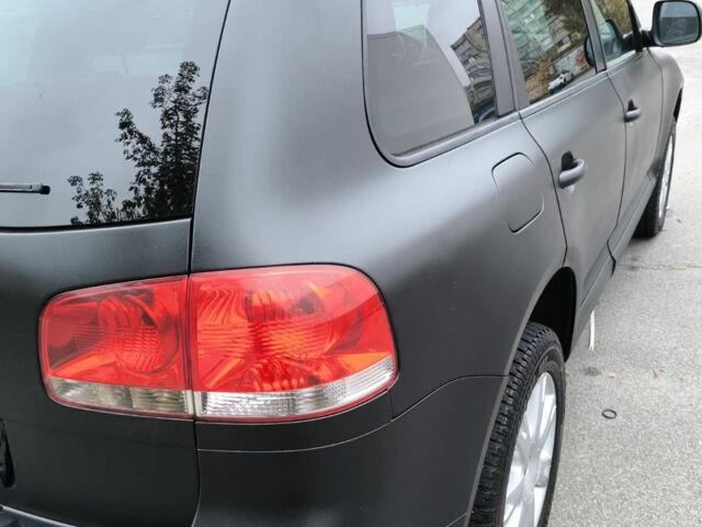 Серый Фольксваген Туарег, объемом двигателя 3 л и пробегом 371 тыс. км за 8500 $, фото 6 на Automoto.ua