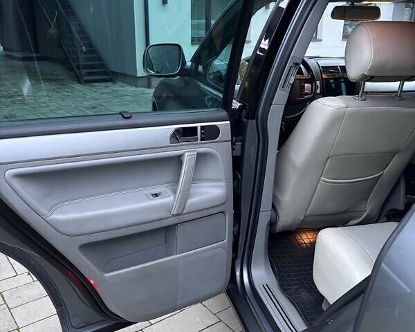 Серый Фольксваген Туарег, объемом двигателя 2.46 л и пробегом 331 тыс. км за 8500 $, фото 8 на Automoto.ua