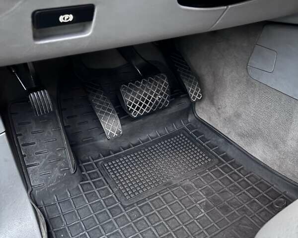 Серый Фольксваген Туарег, объемом двигателя 2.46 л и пробегом 331 тыс. км за 8500 $, фото 15 на Automoto.ua