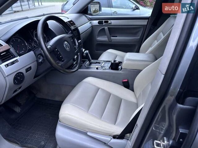Серый Фольксваген Туарег, объемом двигателя 2.46 л и пробегом 331 тыс. км за 8500 $, фото 11 на Automoto.ua