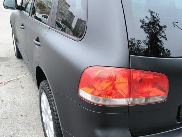 Серый Фольксваген Туарег, объемом двигателя 3 л и пробегом 371 тыс. км за 8500 $, фото 5 на Automoto.ua