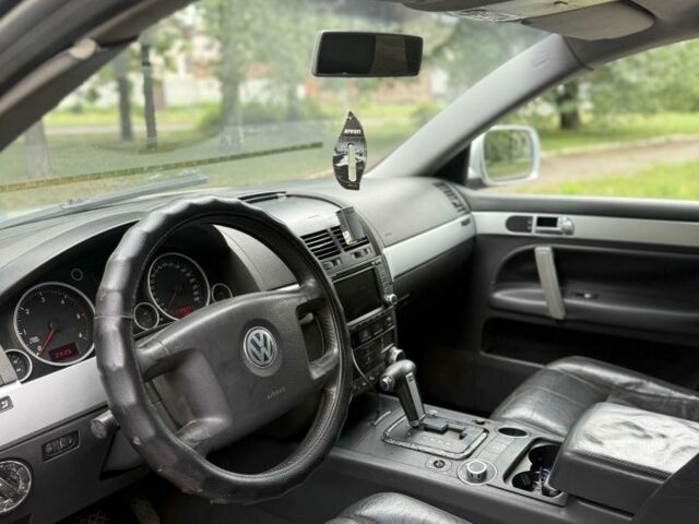 Серый Фольксваген Туарег, объемом двигателя 2 л и пробегом 473 тыс. км за 3700 $, фото 2 на Automoto.ua