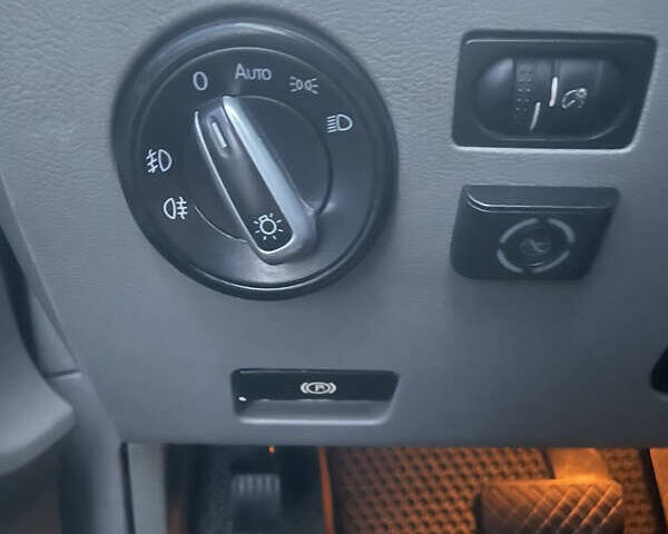 Серый Фольксваген Туарег, объемом двигателя 3.19 л и пробегом 230 тыс. км за 7200 $, фото 8 на Automoto.ua