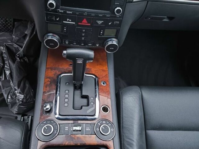 Серый Фольксваген Туарег, объемом двигателя 3 л и пробегом 370 тыс. км за 13000 $, фото 12 на Automoto.ua