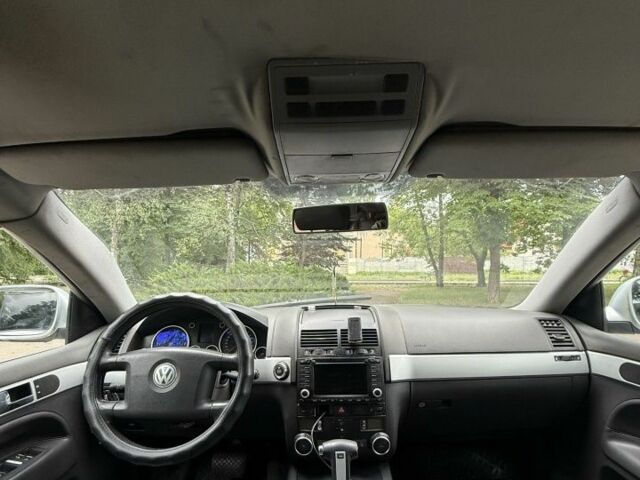 Серый Фольксваген Туарег, объемом двигателя 2 л и пробегом 473 тыс. км за 3700 $, фото 4 на Automoto.ua