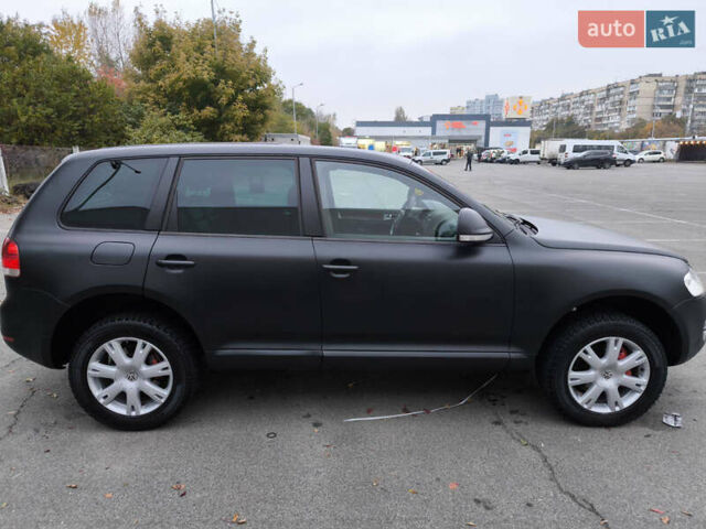 Серый Фольксваген Туарег, объемом двигателя 2.97 л и пробегом 370 тыс. км за 13000 $, фото 1 на Automoto.ua