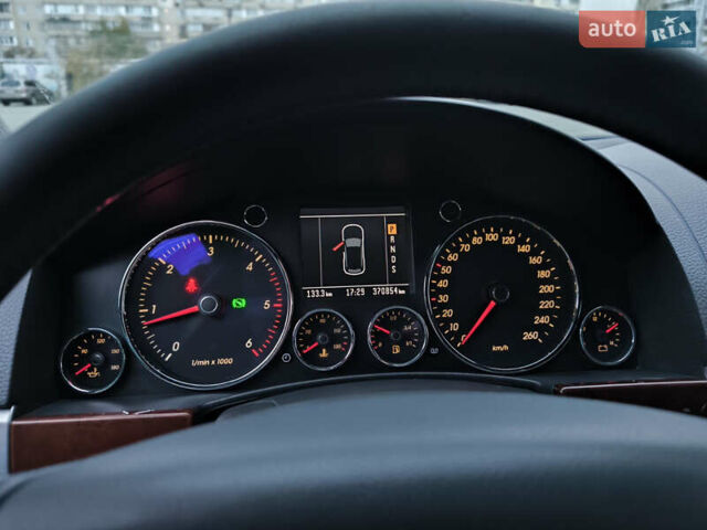 Серый Фольксваген Туарег, объемом двигателя 2.97 л и пробегом 370 тыс. км за 13000 $, фото 8 на Automoto.ua