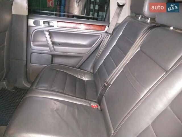 Серый Фольксваген Туарег, объемом двигателя 2.5 л и пробегом 324 тыс. км за 7500 $, фото 5 на Automoto.ua