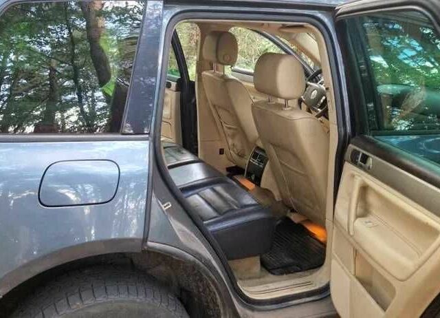 Серый Фольксваген Туарег, объемом двигателя 2.5 л и пробегом 315 тыс. км за 3800 $, фото 7 на Automoto.ua