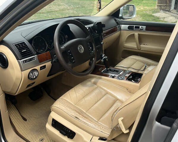 Серый Фольксваген Туарег, объемом двигателя 2.97 л и пробегом 400 тыс. км за 9300 $, фото 6 на Automoto.ua