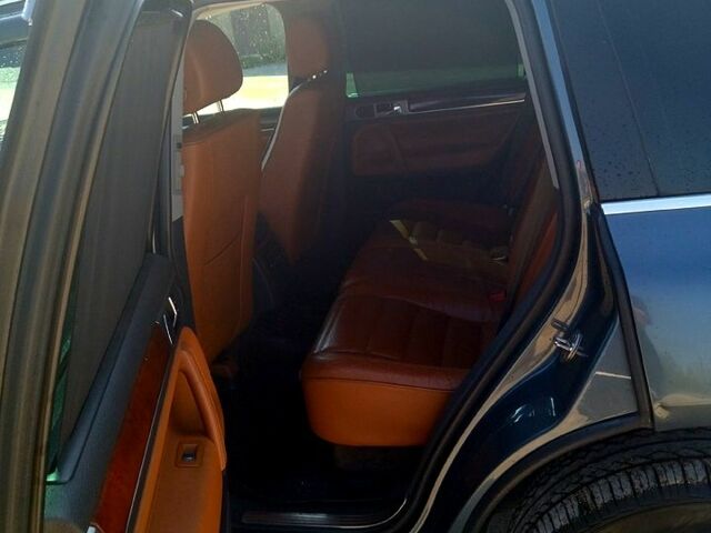 Серый Фольксваген Туарег, объемом двигателя 4.2 л и пробегом 355 тыс. км за 9500 $, фото 5 на Automoto.ua