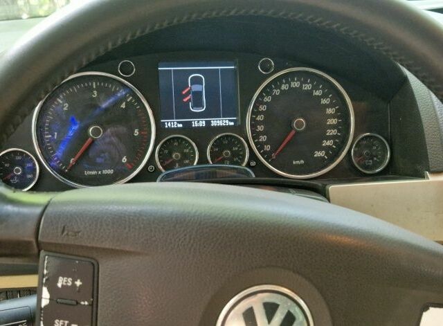 Сірий Фольксваген Туарег, об'ємом двигуна 2.5 л та пробігом 310 тис. км за 3650 $, фото 17 на Automoto.ua