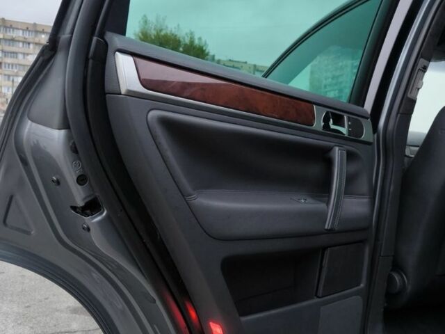 Серый Фольксваген Туарег, объемом двигателя 3 л и пробегом 370 тыс. км за 13000 $, фото 5 на Automoto.ua