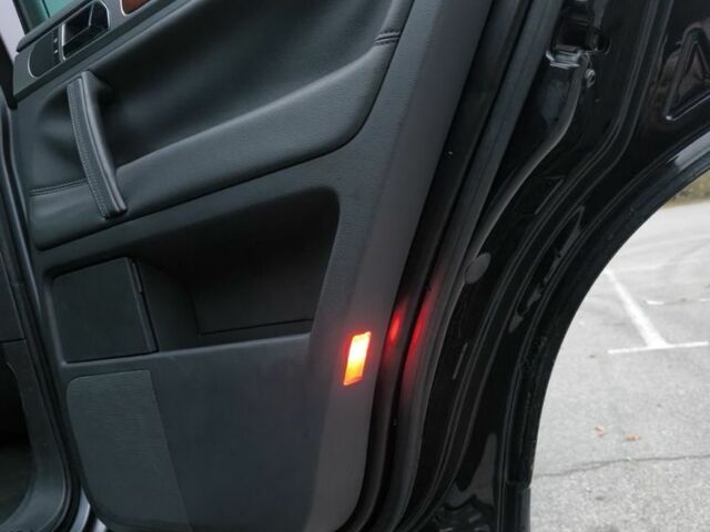 Серый Фольксваген Туарег, объемом двигателя 3 л и пробегом 370 тыс. км за 13000 $, фото 6 на Automoto.ua