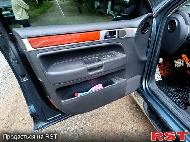 Серый Фольксваген Туарег, объемом двигателя 3.2 л и пробегом 300 тыс. км за 8500 $, фото 10 на Automoto.ua