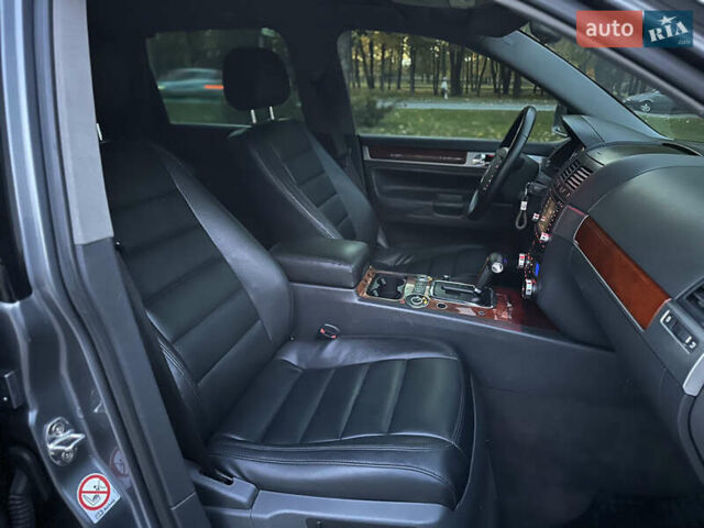 Серый Фольксваген Туарег, объемом двигателя 3 л и пробегом 220 тыс. км за 8250 $, фото 43 на Automoto.ua