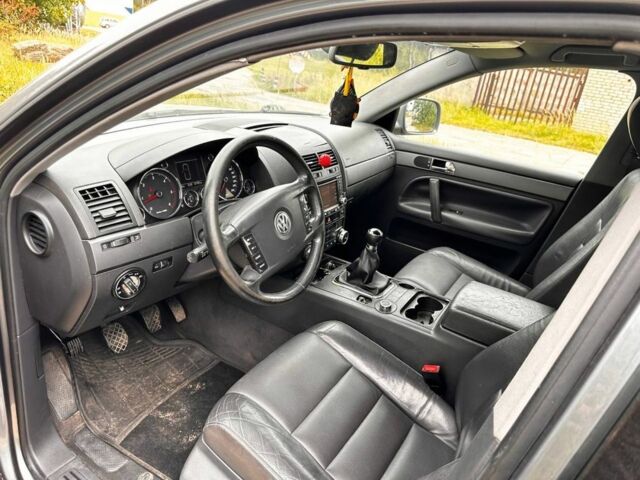 Серый Фольксваген Туарег, объемом двигателя 2.5 л и пробегом 250 тыс. км за 4740 $, фото 4 на Automoto.ua