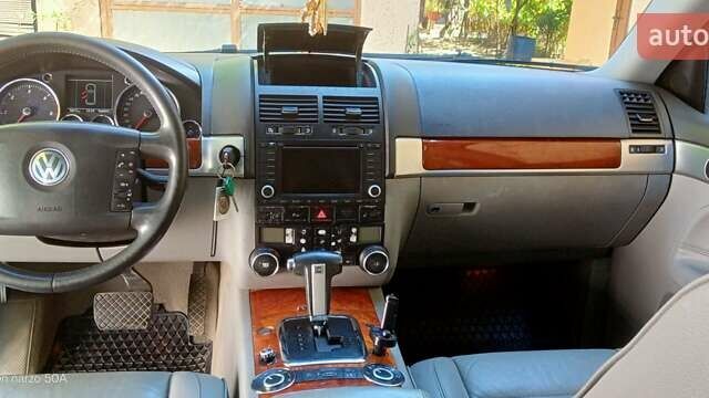 Серый Фольксваген Туарег, объемом двигателя 3 л и пробегом 304 тыс. км за 9300 $, фото 8 на Automoto.ua