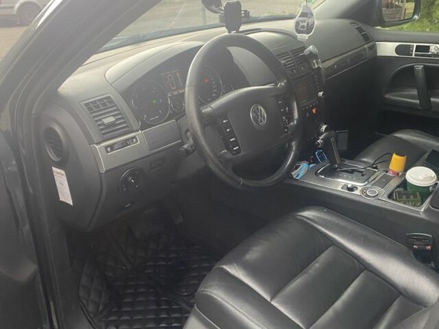 Серый Фольксваген Туарег, объемом двигателя 3 л и пробегом 502 тыс. км за 4000 $, фото 1 на Automoto.ua