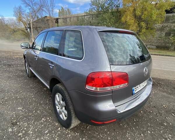 Серый Фольксваген Туарег, объемом двигателя 2.97 л и пробегом 490 тыс. км за 10350 $, фото 11 на Automoto.ua