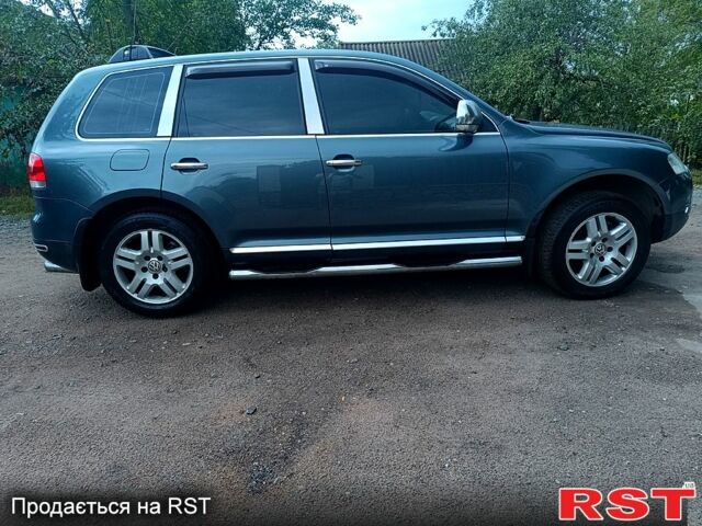 Серый Фольксваген Туарег, объемом двигателя 3.2 л и пробегом 300 тыс. км за 8500 $, фото 5 на Automoto.ua