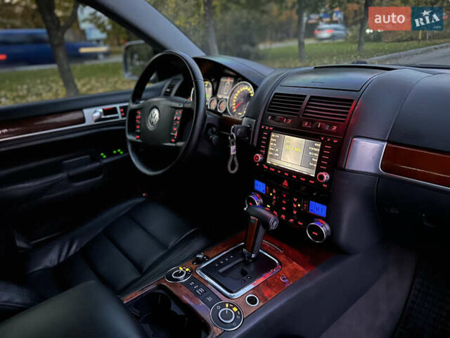 Серый Фольксваген Туарег, объемом двигателя 3 л и пробегом 220 тыс. км за 8250 $, фото 35 на Automoto.ua