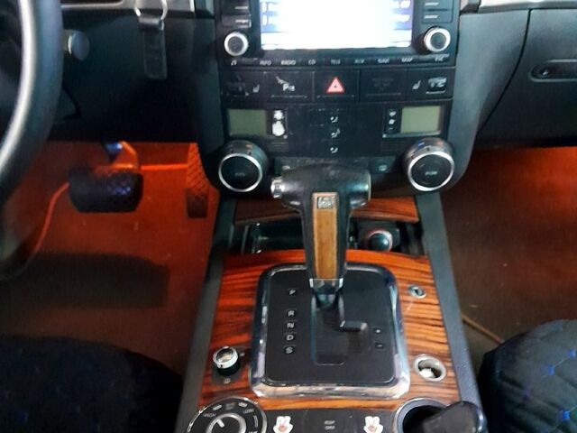 Серый Фольксваген Туарег, объемом двигателя 2.5 л и пробегом 290 тыс. км за 4000 $, фото 6 на Automoto.ua