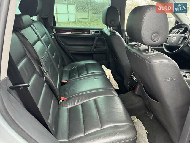 Серый Фольксваген Туарег, объемом двигателя 3 л и пробегом 340 тыс. км за 5500 $, фото 6 на Automoto.ua