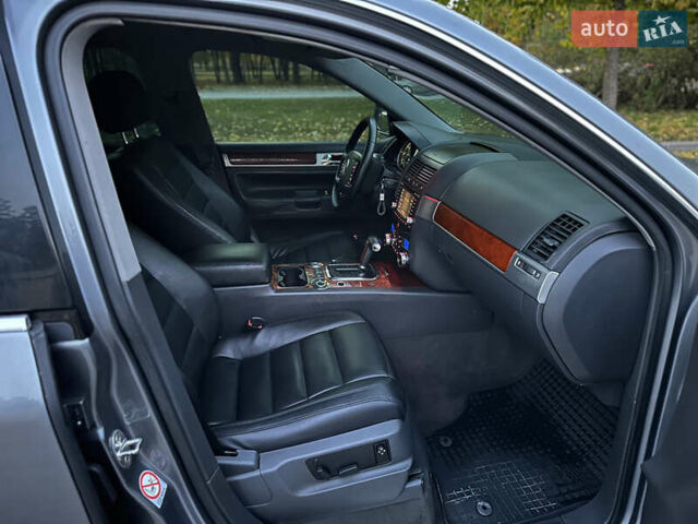 Серый Фольксваген Туарег, объемом двигателя 3 л и пробегом 220 тыс. км за 8250 $, фото 46 на Automoto.ua