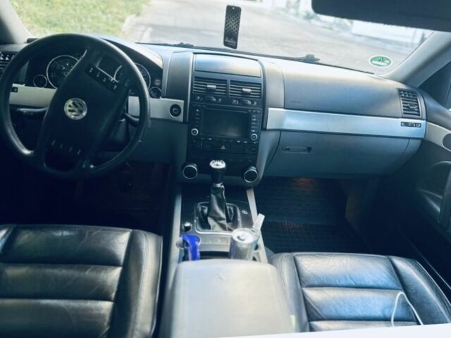 Серый Фольксваген Туарег, объемом двигателя 2.5 л и пробегом 350 тыс. км за 4700 $, фото 5 на Automoto.ua