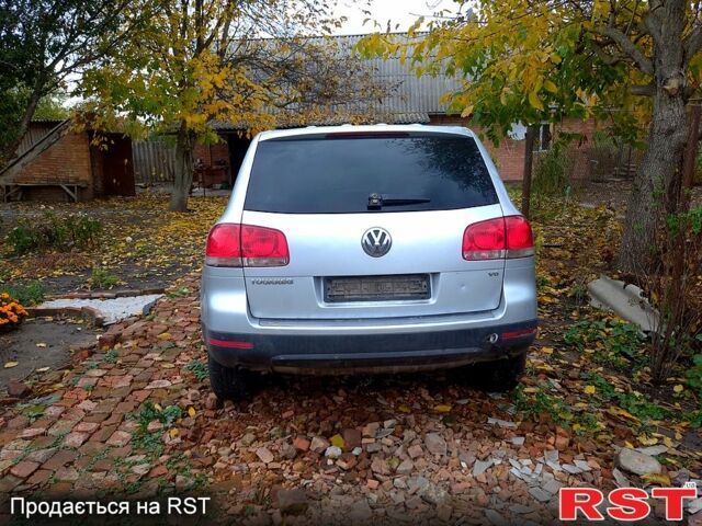 Серый Фольксваген Туарег, объемом двигателя 3.2 л и пробегом 400 тыс. км за 4900 $, фото 4 на Automoto.ua