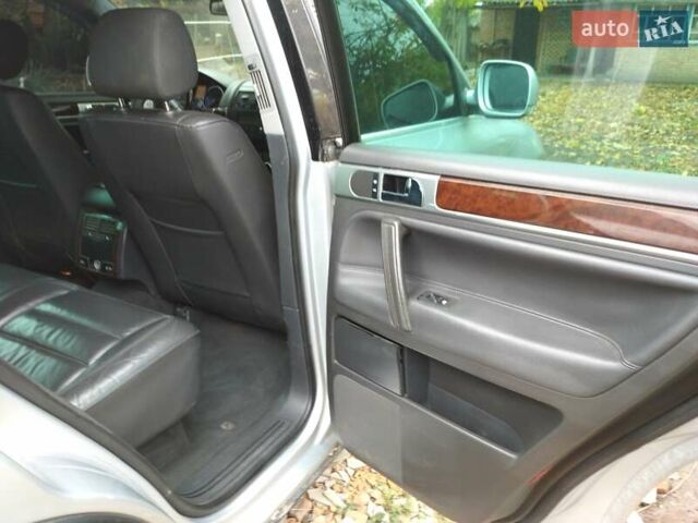 Серый Фольксваген Туарег, объемом двигателя 3.2 л и пробегом 390 тыс. км за 4300 $, фото 9 на Automoto.ua