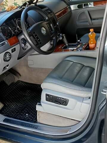 Серый Фольксваген Туарег, объемом двигателя 3 л и пробегом 304 тыс. км за 9300 $, фото 7 на Automoto.ua