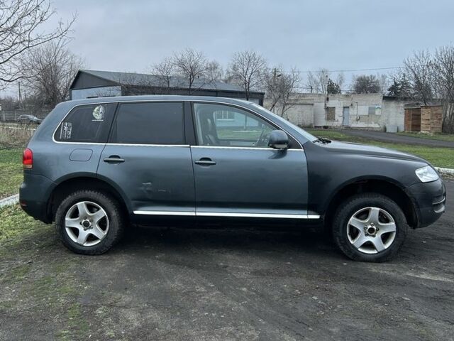 Серый Фольксваген Туарег, объемом двигателя 2.5 л и пробегом 300 тыс. км за 3999 $, фото 4 на Automoto.ua