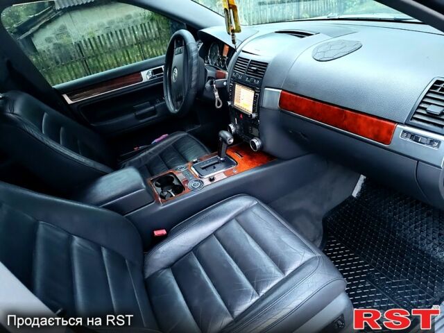 Серый Фольксваген Туарег, объемом двигателя 3.2 л и пробегом 300 тыс. км за 8500 $, фото 9 на Automoto.ua