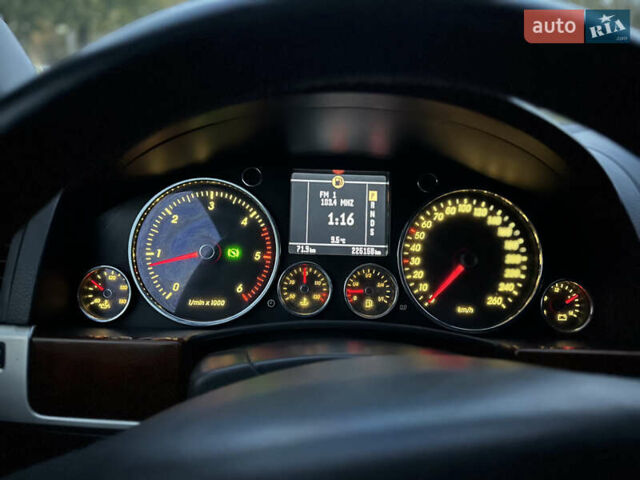 Серый Фольксваген Туарег, объемом двигателя 3 л и пробегом 220 тыс. км за 8250 $, фото 44 на Automoto.ua