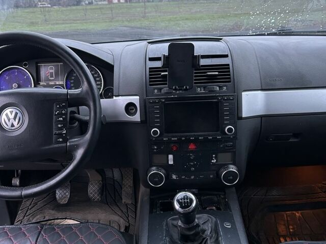 Серый Фольксваген Туарег, объемом двигателя 2.5 л и пробегом 300 тыс. км за 3999 $, фото 5 на Automoto.ua