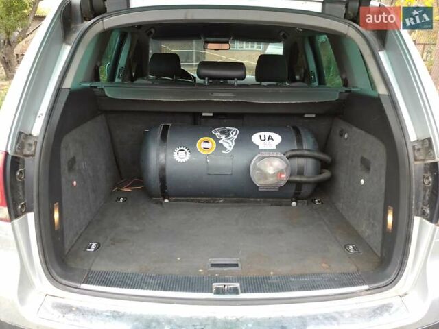 Серый Фольксваген Туарег, объемом двигателя 3.2 л и пробегом 390 тыс. км за 4300 $, фото 4 на Automoto.ua