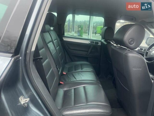 Серый Фольксваген Туарег, объемом двигателя 2.97 л и пробегом 272 тыс. км за 8700 $, фото 9 на Automoto.ua