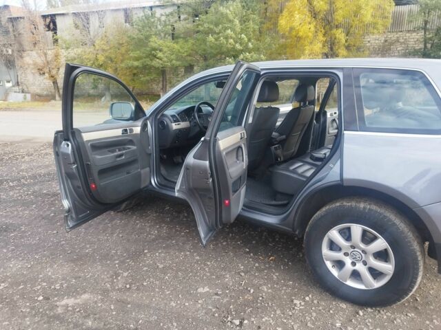 Серый Фольксваген Туарег, объемом двигателя 3 л и пробегом 450 тыс. км за 10900 $, фото 7 на Automoto.ua