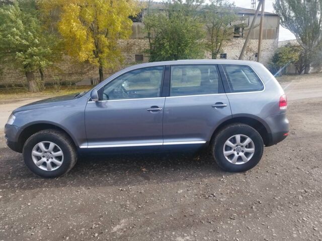 Серый Фольксваген Туарег, объемом двигателя 3 л и пробегом 450 тыс. км за 10900 $, фото 2 на Automoto.ua