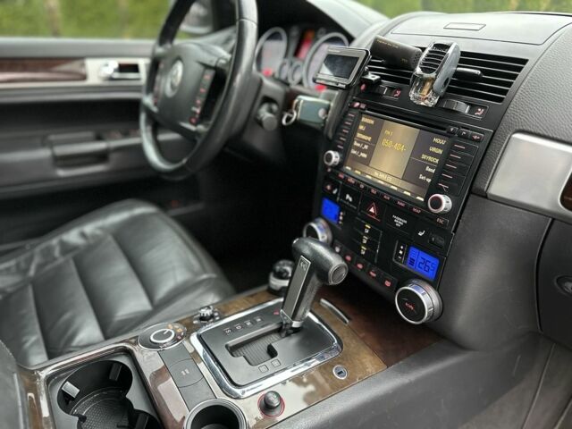 Серый Фольксваген Туарег, объемом двигателя 3 л и пробегом 370 тыс. км за 5450 $, фото 15 на Automoto.ua