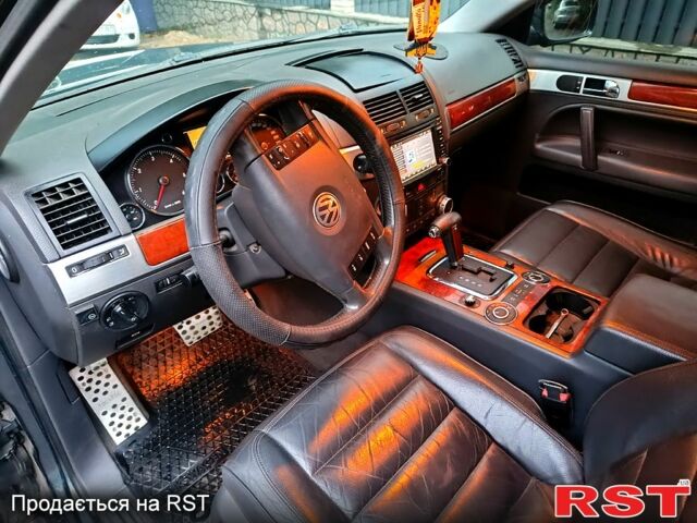 Серый Фольксваген Туарег, объемом двигателя 3.2 л и пробегом 300 тыс. км за 8500 $, фото 12 на Automoto.ua