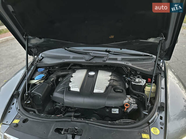 Серый Фольксваген Туарег, объемом двигателя 3 л и пробегом 220 тыс. км за 8250 $, фото 50 на Automoto.ua