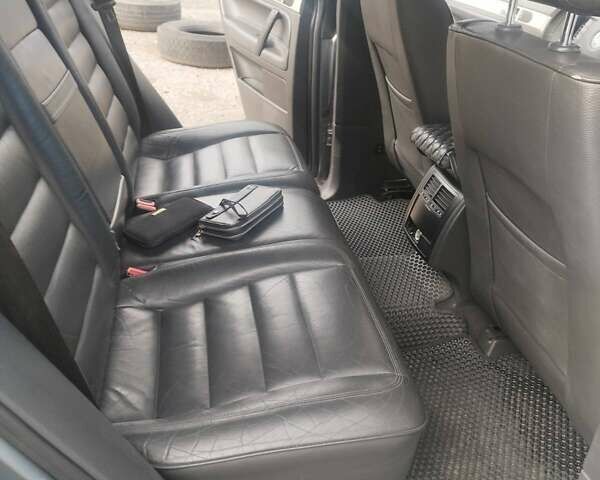 Серый Фольксваген Туарег, объемом двигателя 2.97 л и пробегом 490 тыс. км за 10350 $, фото 4 на Automoto.ua